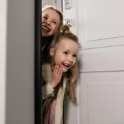 Nezgodna situacija: Što kad vas dijete uhvati u strastvenim trenucima?