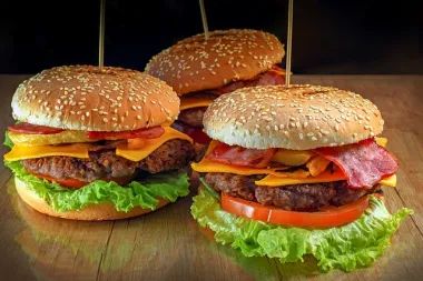 Iznenadite svoje ukućane ukusnim domaćim cheeseburgerom