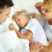 Djeca koja spavaju s roditeljima pametnija su i uspješnija?