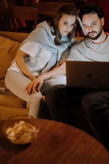Seks na kauču - poze zbog kojih ćeš kutnu gledati drugačijim očima