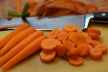 Kako se radi ukusna i osvježavajuća salata od ribane mrkve?