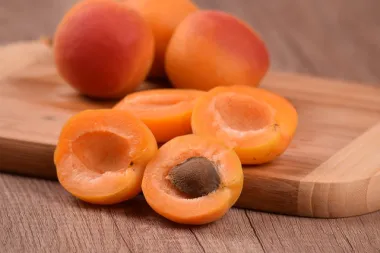 Kremasti kolači sa marelicama bez pečenja