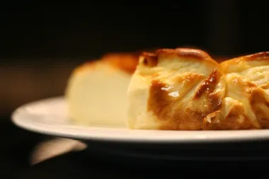 Kako se radi brza domaća pita od sira sa gotovim korama?