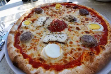 Kada se stavlja jaje na pizzu?