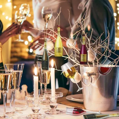 Totalni hit: Ove godine bor ukrašavamo neodoljivim čašama za vino i koktele