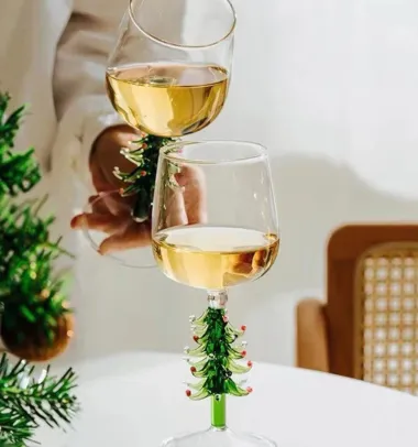 Totalni hit: Ove godine bor ukrašavamo neodoljivim čašama za vino i koktele