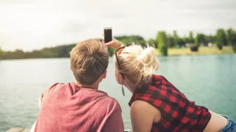 Čini ti se da mu se sviđa njegova prijateljica? Obrati pažnju na ovih 7 znakova