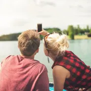 Čini ti se da mu se sviđa njegova prijateljica? Obrati pažnju na ovih 7 znakova