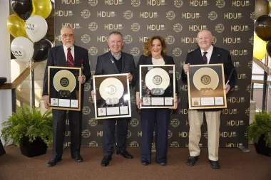 Terezi Kesoviji, Dragi Dikliću, Stjepanu Jimmyju Staniću i Croatia Recordsu dodijeljena nagrada „Nova ploča“ za njihov izuzetan doprinos diskografiji i glazbenoj kulturi