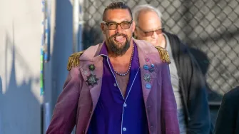 Jason Momoa dokazao da izgleda sjajno i u ljubičastoj svilenoj pidžami