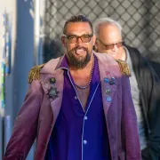 Jason Momoa dokazao da izgleda sjajno i u ljubičastoj svilenoj pidžami