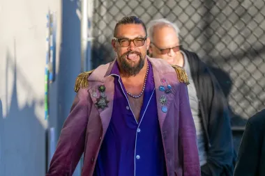 Jason Momoa dokazao da izgleda sjajno i u ljubičastoj svilenoj pidžami