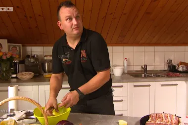 Gosti su se dobro zabavili i najeli kod Jure koji je tijekom večere pričao samo o hrani