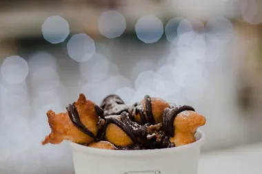 Na zagrebačku Adventu možeš pronaći i veganske fritule u boji