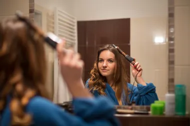 Želiš kovrče, ali tvoja kosa ih 'ne drži'? Nemoj preskočiti ove korake