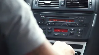 Kako spojiti mobitel na radio u autu?