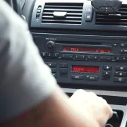 Kako spojiti mobitel na radio u autu?