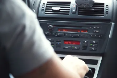 Kako spojiti mobitel na radio u autu?