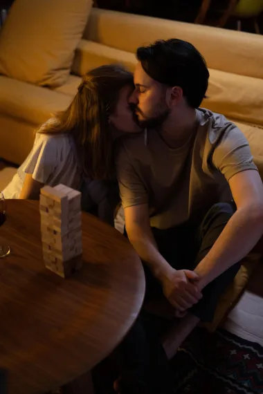 Ne pristaj na manje: 10 stvari koje pravi muškarac donosi u vezu