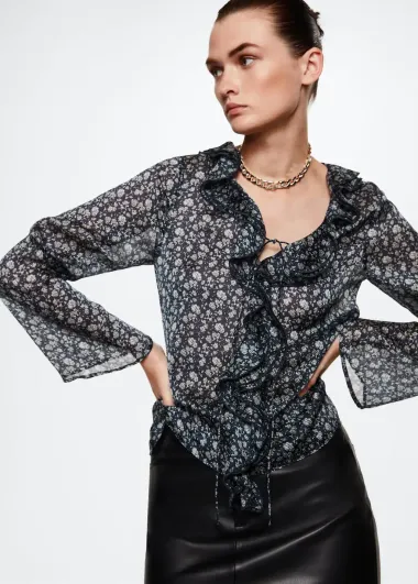Romantične bluze uvijek su IN, a prekrasne modele pronašle smo na sniženju u Mangu