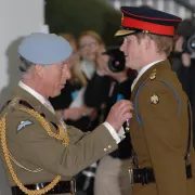 Princ Harry zbog biografije neće smjeti doći na krunidbu princa Charlesa?