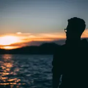 Skrivaju osjećaje kao zmija noge: Emocionalno nedostupni znakovi