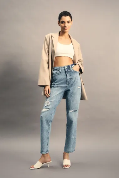 Kako nositi traperice visokog struka? Imamo outfit ideje za svaku prigodu