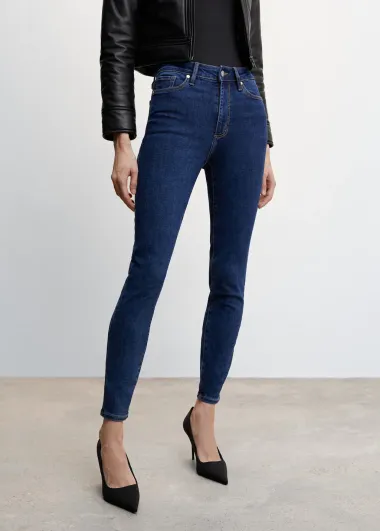 Kako nositi traperice visokog struka? Imamo outfit ideje za svaku prigodu