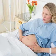 Zbogom znojnom i crvenom licu? Sve više žena na porod ne ide - bez šminke