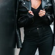 Za sve prilike: Četiri stylish outfita s crnim trapericama u glavnoj ulozi