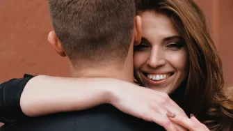 Šest strastvenih poza uz koje će vam ovo Valentinovo biti najvatrenije dosad