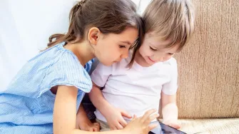 Kad je vrijeme za prvi mobitel? Evo što kažu stručnjaci, a što roditelji