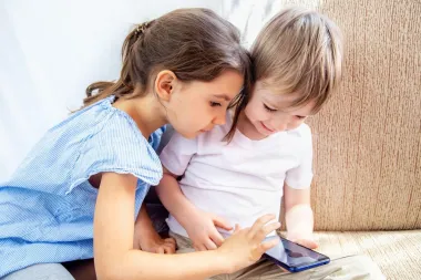 Kad je vrijeme za prvi mobitel? Evo što kažu stručnjaci, a što roditelji