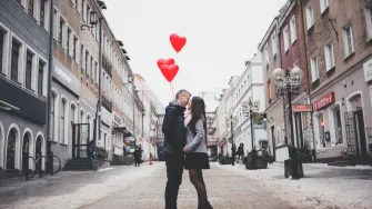 OK je biti solo: 5 razloga zašto ne bi trebala 'uskočiti' u vezu iako se bliži Valentinovo