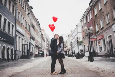 OK je biti solo: 5 razloga zašto ne bi trebala 'uskočiti' u vezu iako se bliži Valentinovo