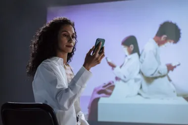 Kad je vrijeme za prvi mobitel? Evo što kažu stručnjaci, a što roditelji