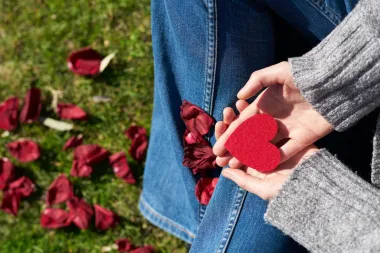 OK je biti solo: 5 razloga zašto ne bi trebala 'uskočiti' u vezu iako se bliži Valentinovo