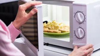Od jaja do krumpirića: 6 namirnica koje možeš pripremiti i u mikrovalnoj pećnici