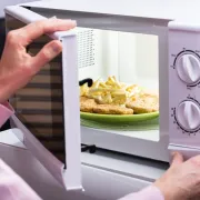 Od jaja do krumpirića: 6 namirnica koje možeš pripremiti i u mikrovalnoj pećnici