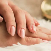 Povratak prirodnom looku: Nosi se manikura s efektom sjajila za usne