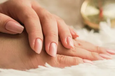 Povratak prirodnom looku: Nosi se manikura s efektom sjajila za usne