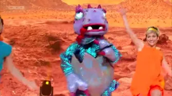 Možete li pogoditi tko je ispod maske? Nastup dinosaura u prvoj epizodi zabavnog showa Masked singer