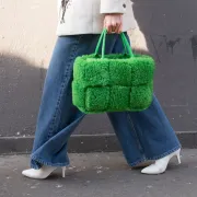 Outfit ideje: Evo kako nositi traperice i cipele na petu u svakoj prilici