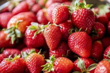 Kako pravilno oprati jagode od pesticida?
