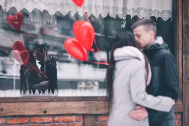 'Love bombing': Velika crvena zastavica u vezi na koju moraš obratiti pažnju