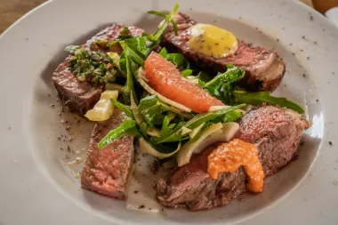 Izvrstan steak uz hladne umake od svježeg bilja, pečene paprike, dijon senfa i jabuke