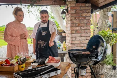 Izvrstan steak uz hladne umake od svježeg bilja, pečene paprike, dijon senfa i jabuke