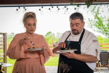 Izvrstan steak uz hladne umake od svježeg bilja, pečene paprike, dijon senfa i jabuke