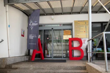 Akcija dobrovoljnog darivanja krvi, LMF Festivala i Petrove 3, prvi dan privukla mnoštvo mladih