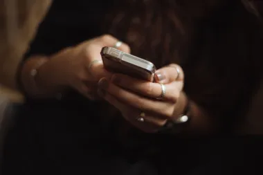 Pet svakodnevnih navika zbog kojih brže stariš, a lako ih je promijeniti